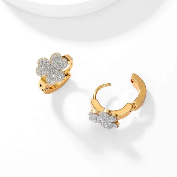 🌻
 Clover Earring 🍀 - Picture 3 of 5